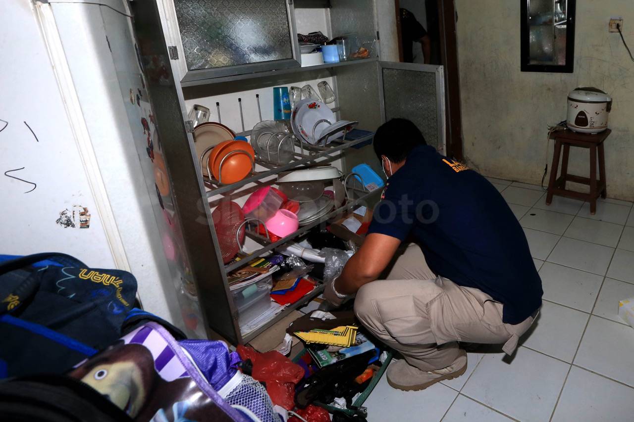 Polisi Geledah Rumah...