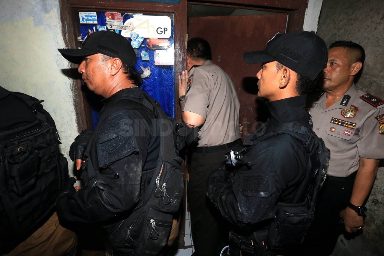 Polisi Geledah Rumah...