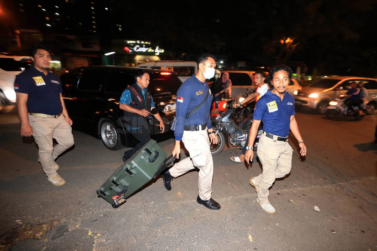 Polisi Geledah Rumah...