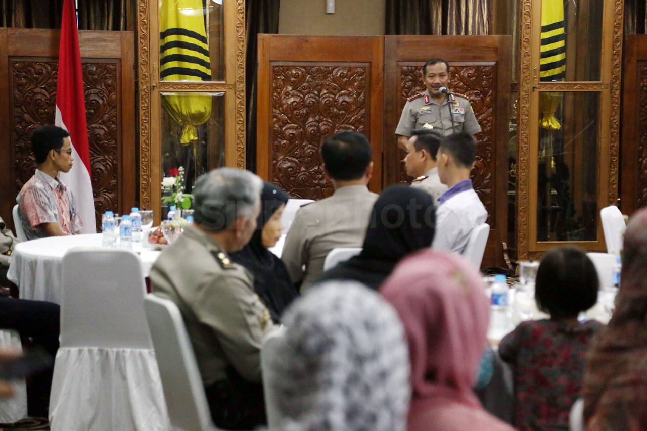 Polri Berikan Santunan...