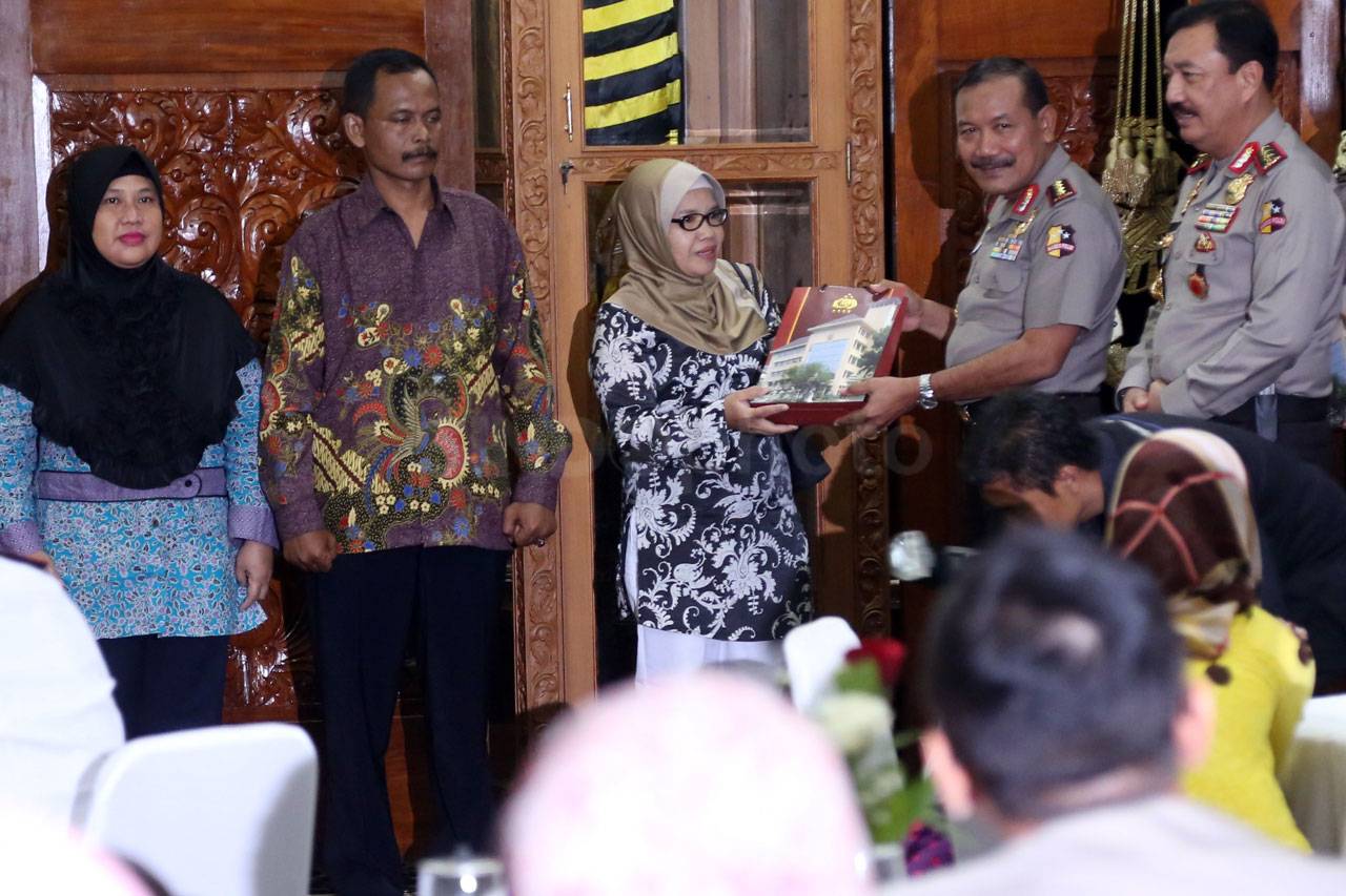 Polri Berikan Santunan...