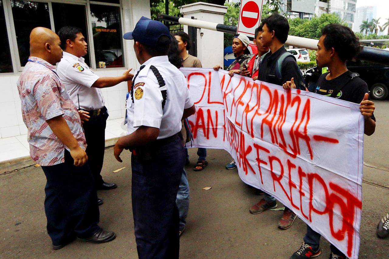 Mahasiswa Tolak Perpanjangan...