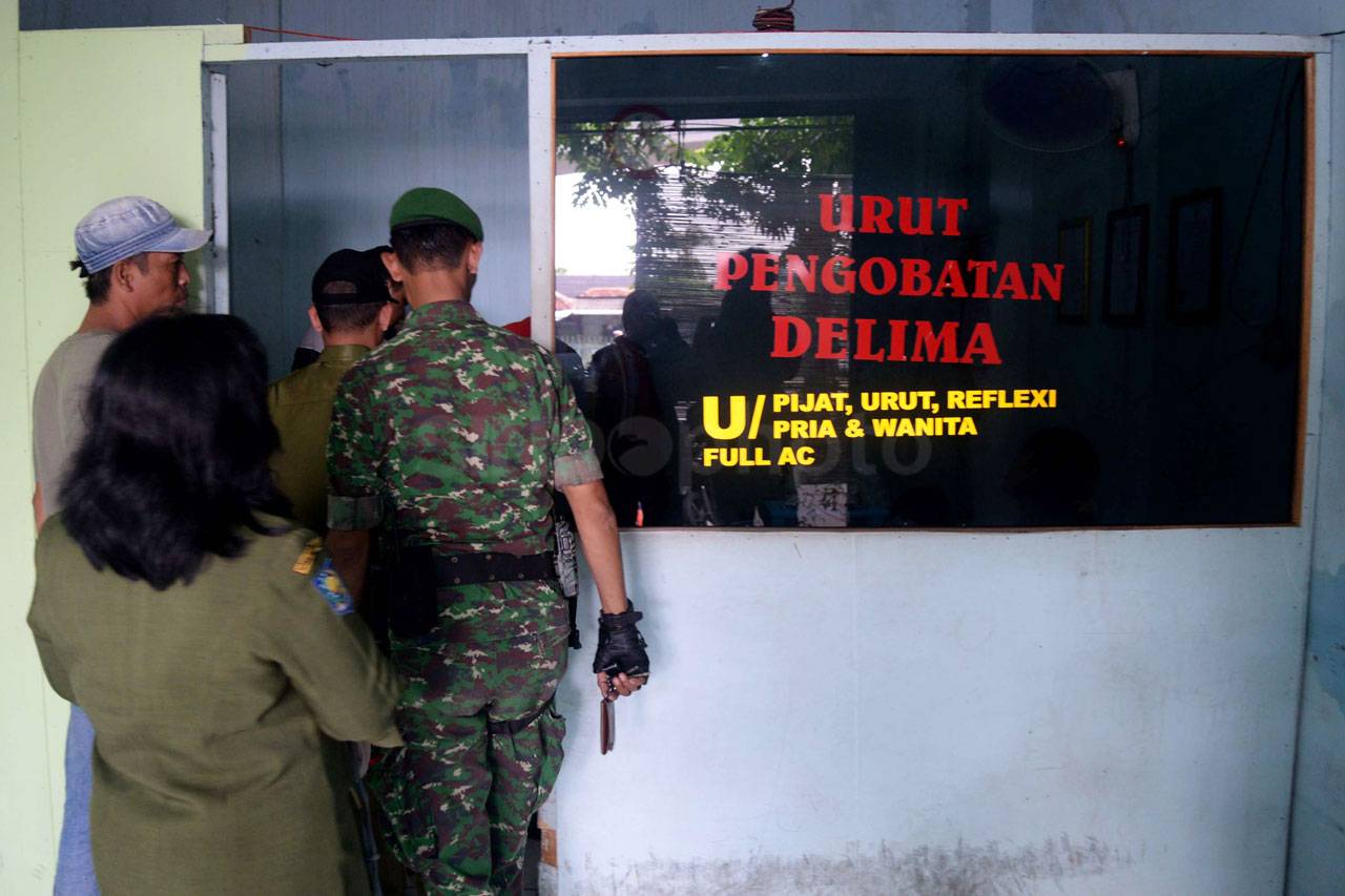 Patugas Gabungan Razia...