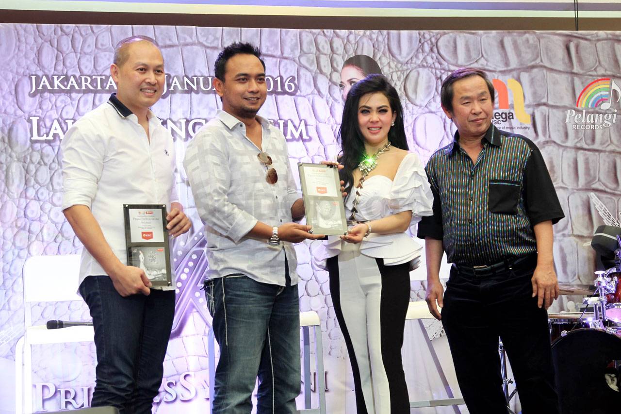 Syahrini Luncurkan Album...