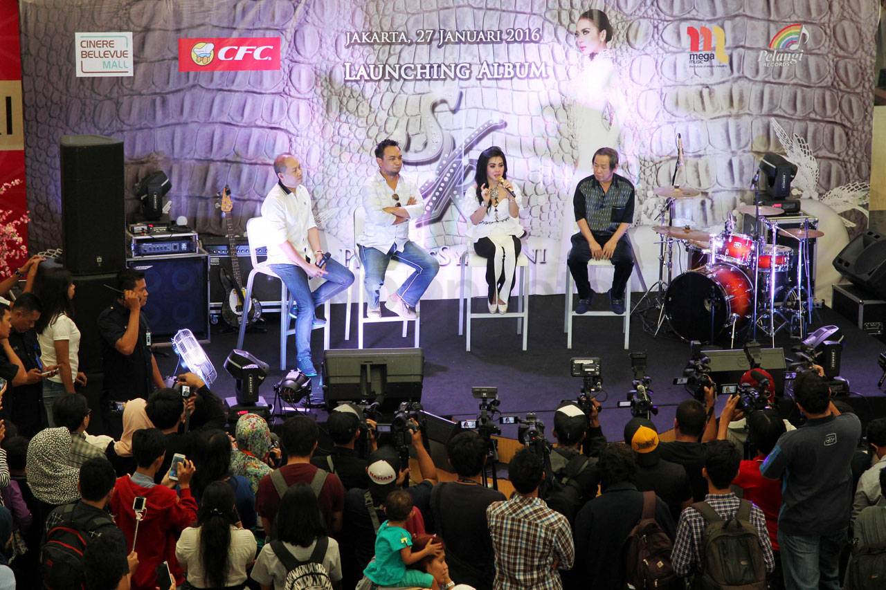 Syahrini Luncurkan Album...