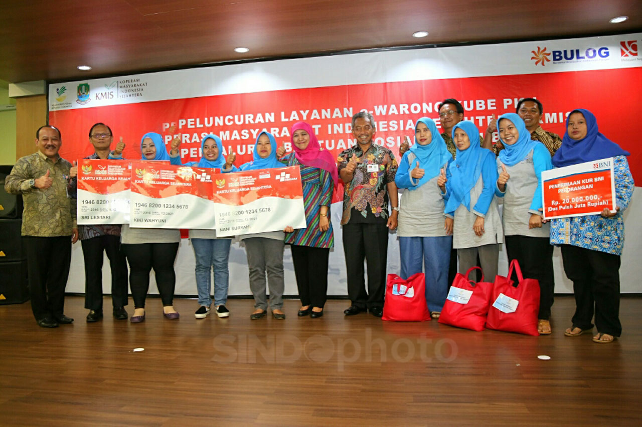 Mensos Resmikan E-warong...