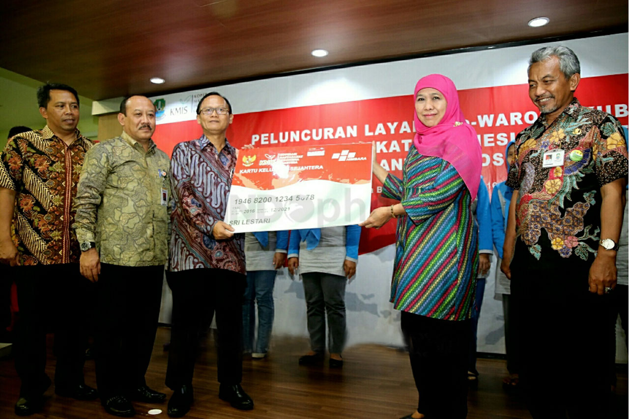 Mensos Resmikan E-warong...