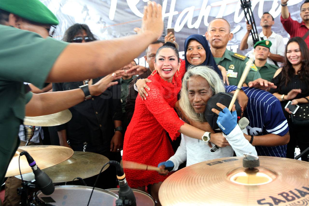 Drummer Kunto Hartono...