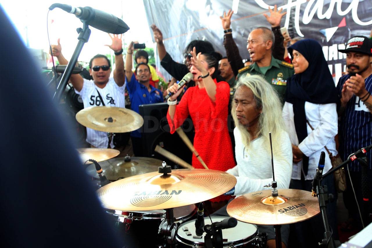 Drummer Kunto Hartono...