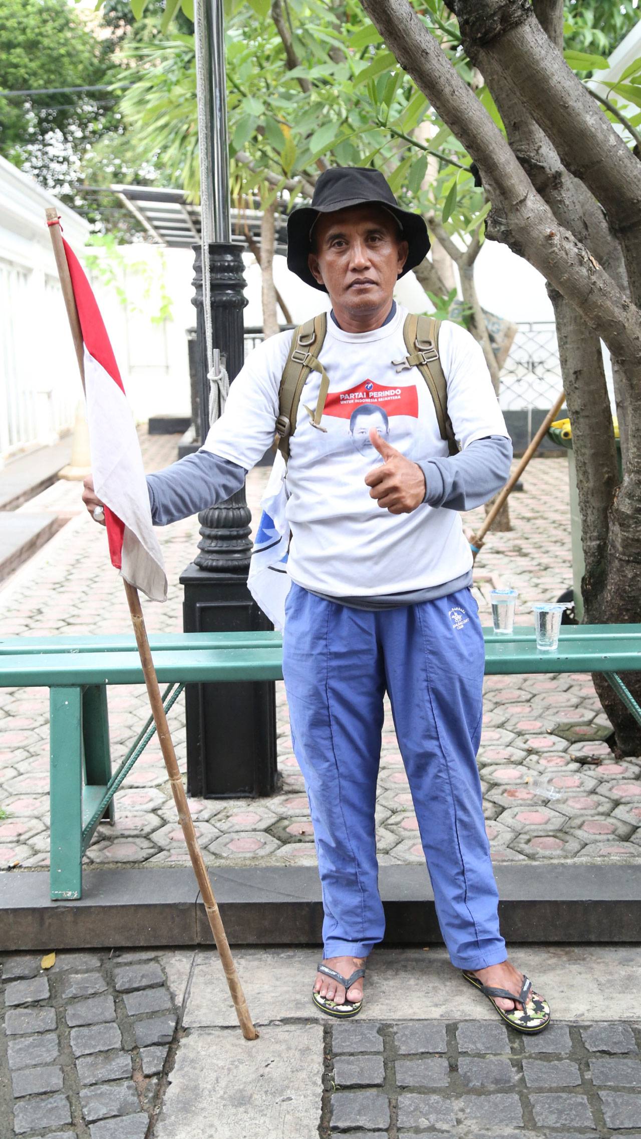 Jalan Kaki dari Sukabumi,...