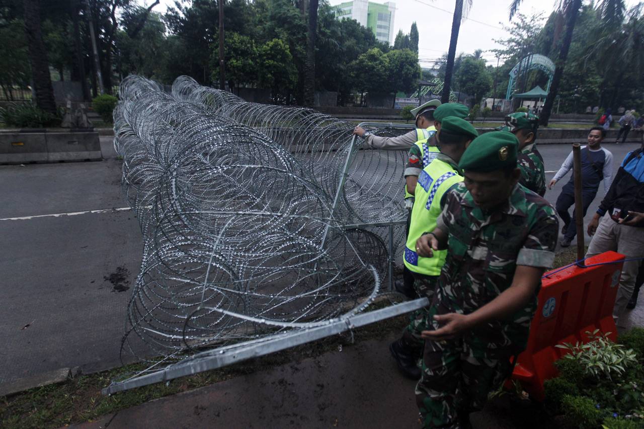 Jelang Sidang Ahok,...