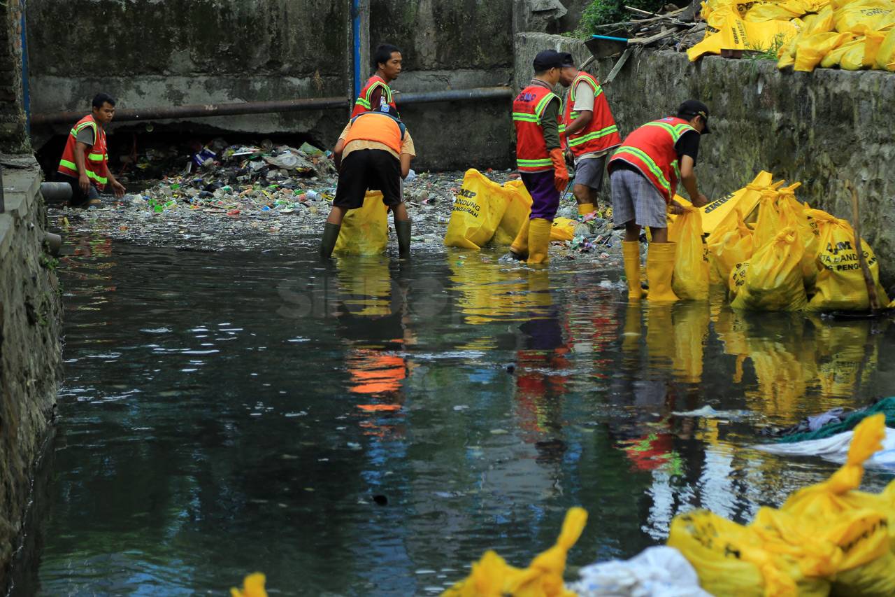 Bersih-Bersih Sampah...