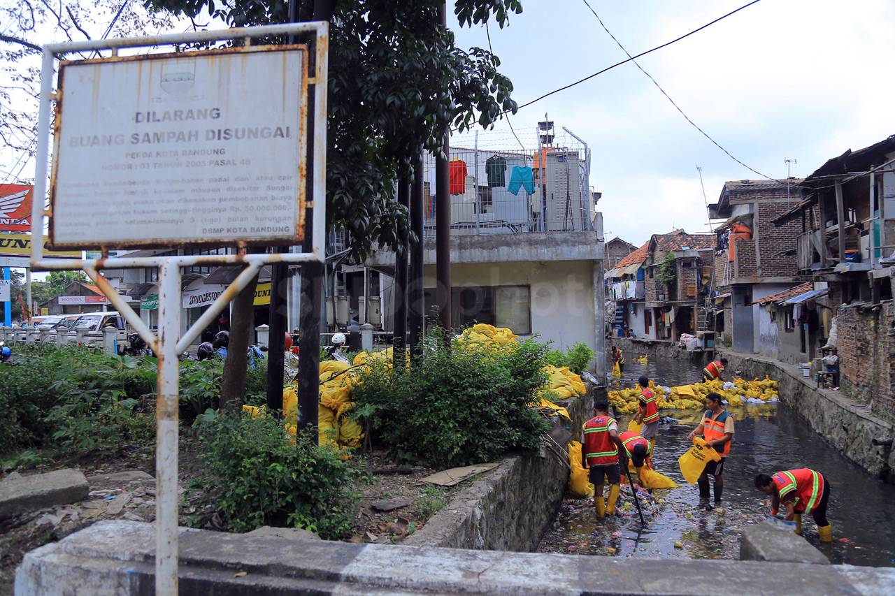 Bersih-Bersih Sampah...