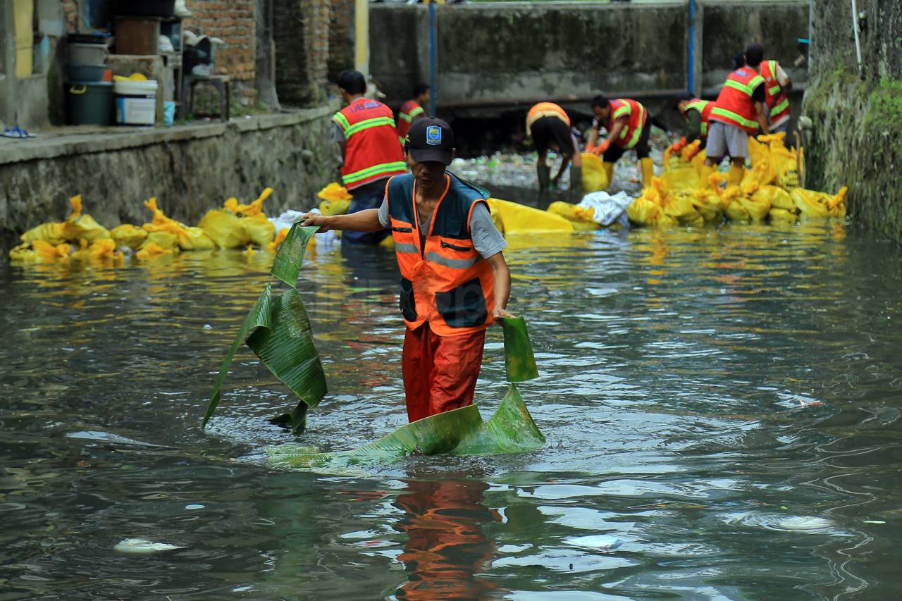 Bersih-Bersih Sampah...