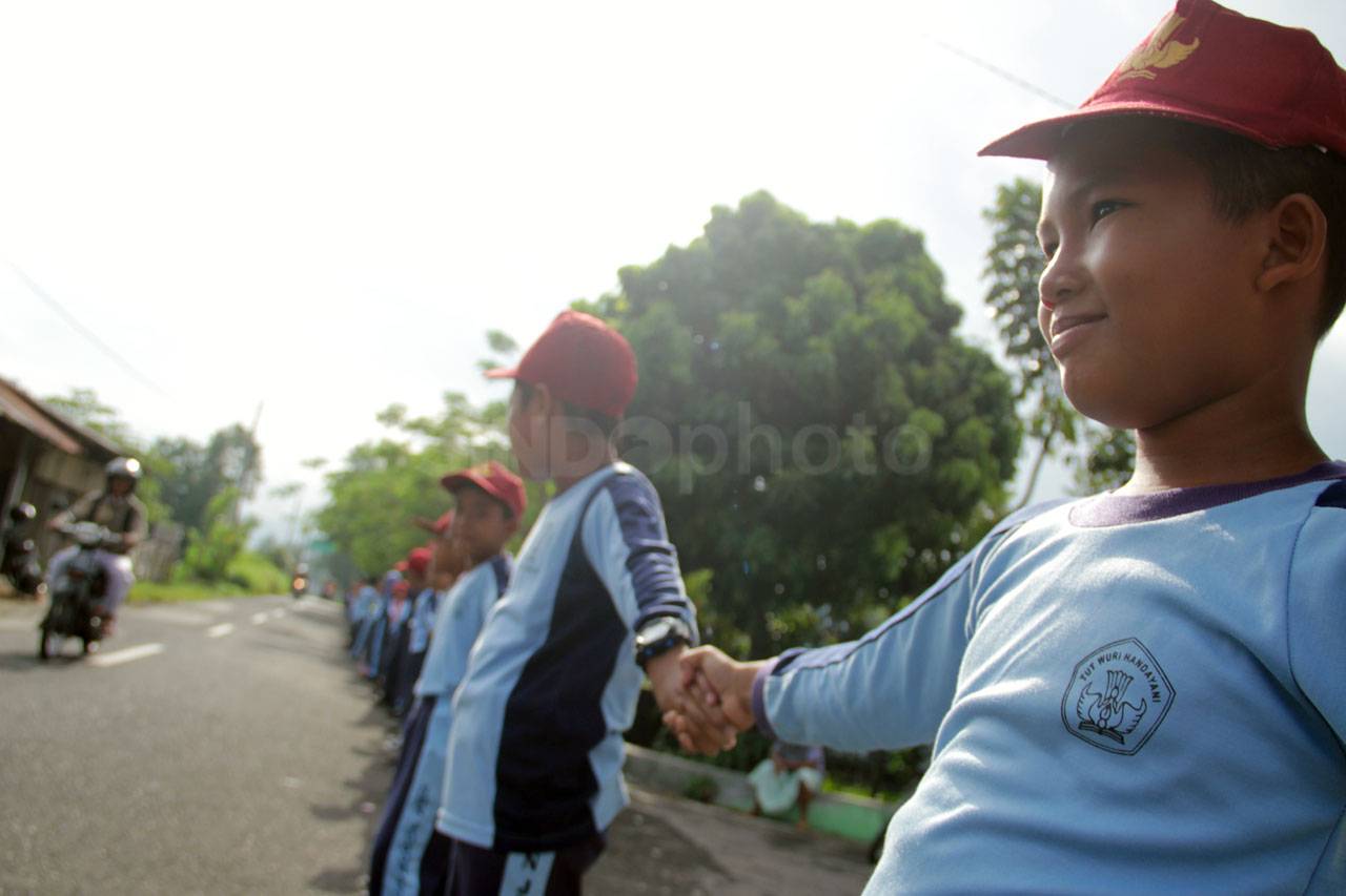 Aksi Bergandengan Tangan...