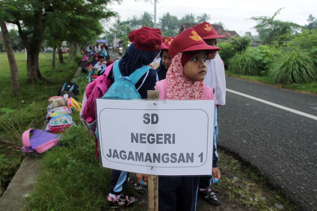 Aksi Bergandengan Tangan...
