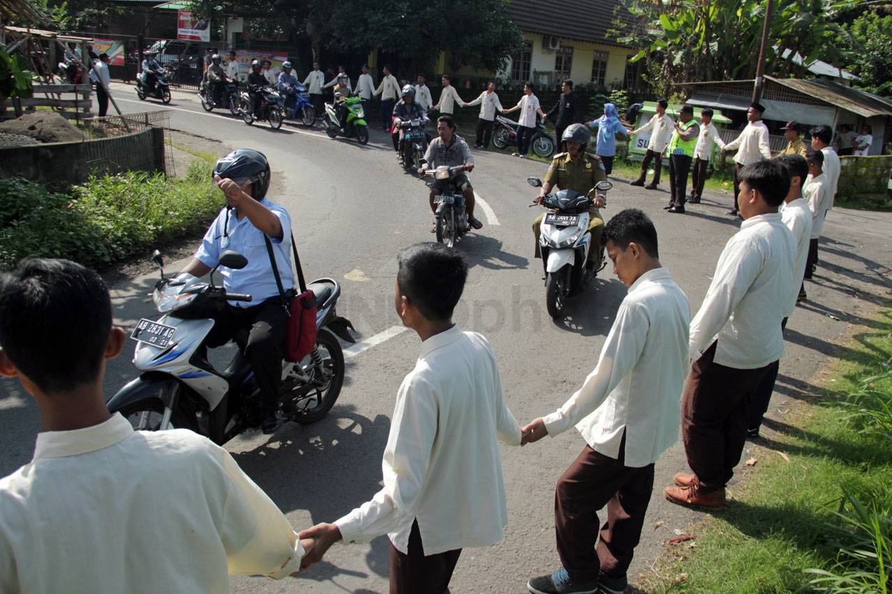 Aksi Bergandengan Tangan...