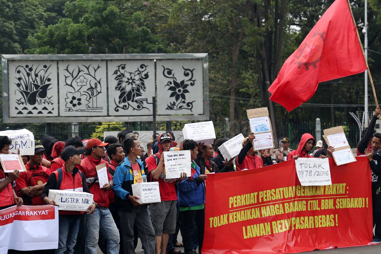 Ratusan Buruh Gelar...