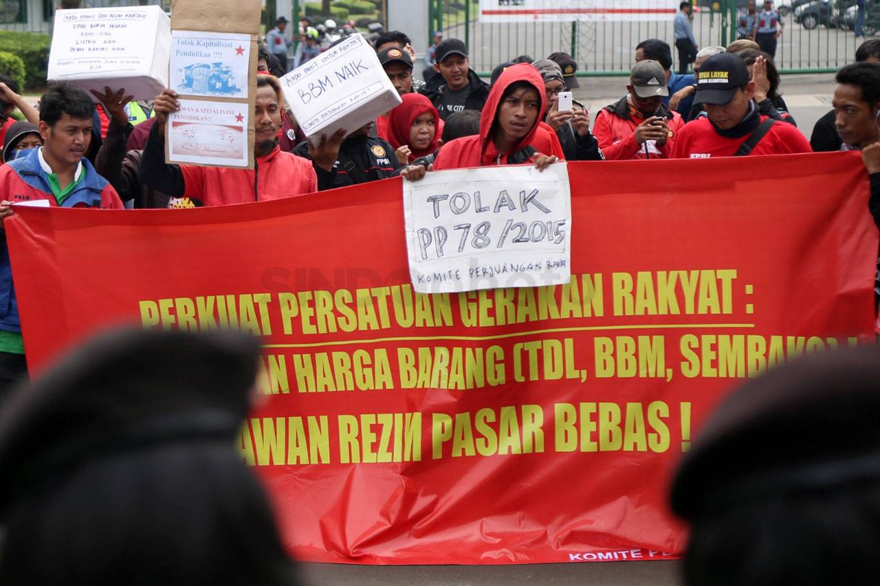 Ratusan Buruh Gelar...