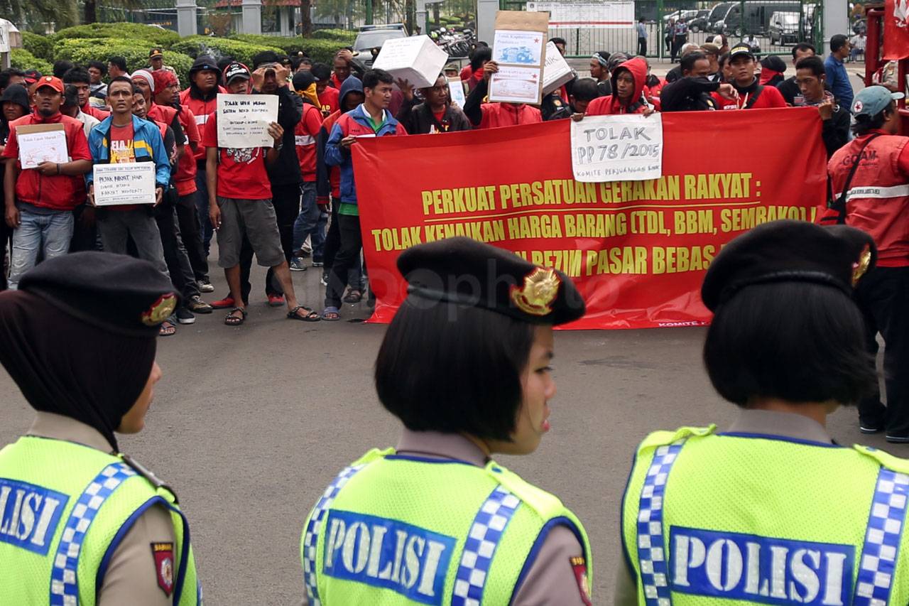 Ratusan Buruh Gelar...