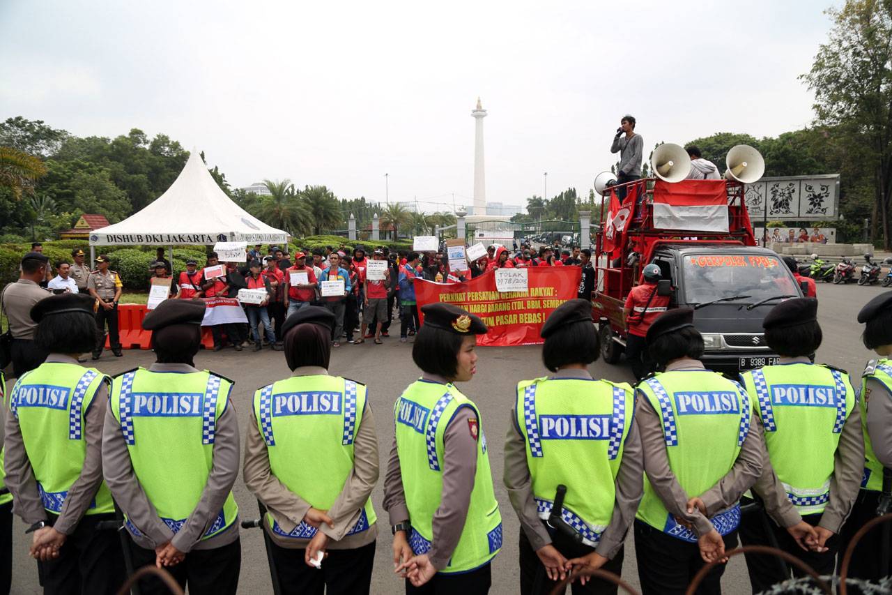 Ratusan Buruh Gelar...