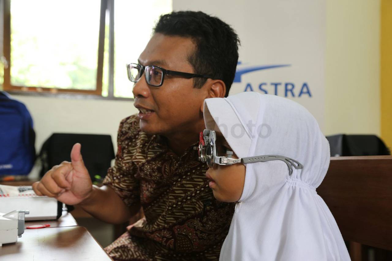 Astra Serahkan Bantuan...