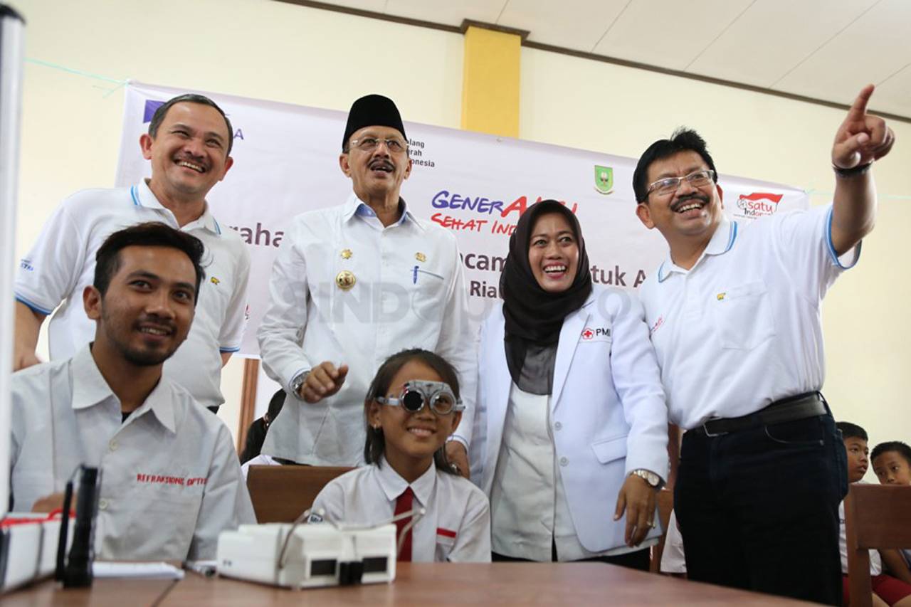 Astra Serahkan Bantuan...