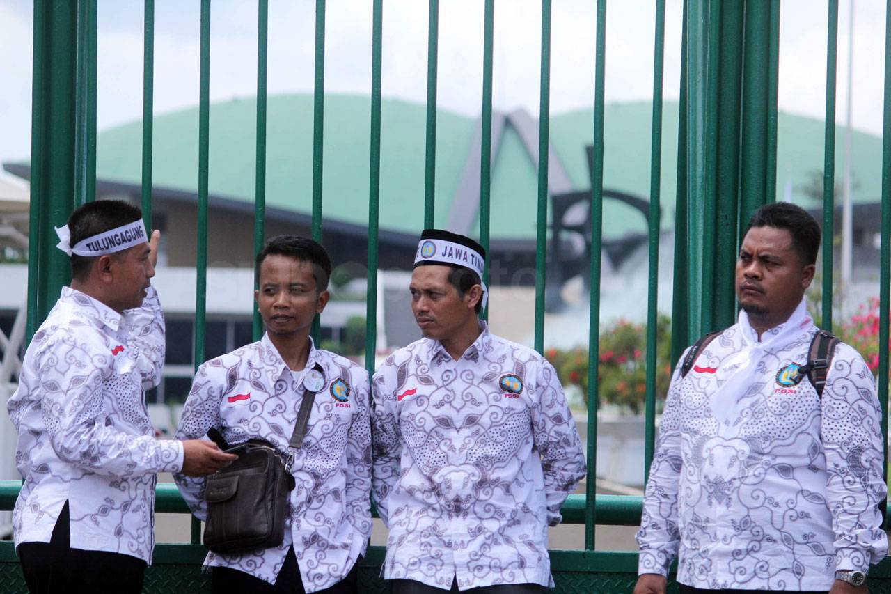 Ratusan Guru Demo di...