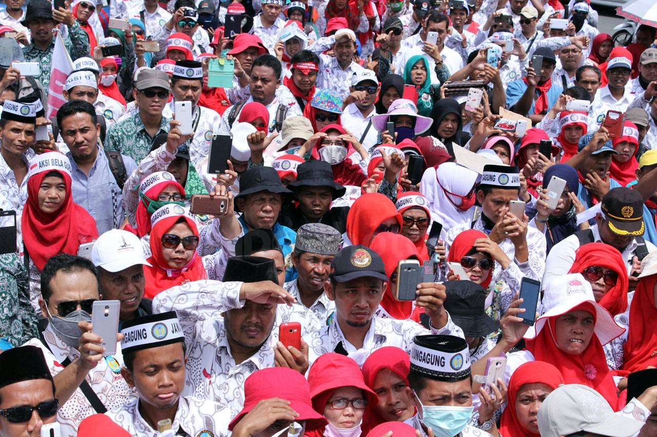 Ratusan Guru Demo di...