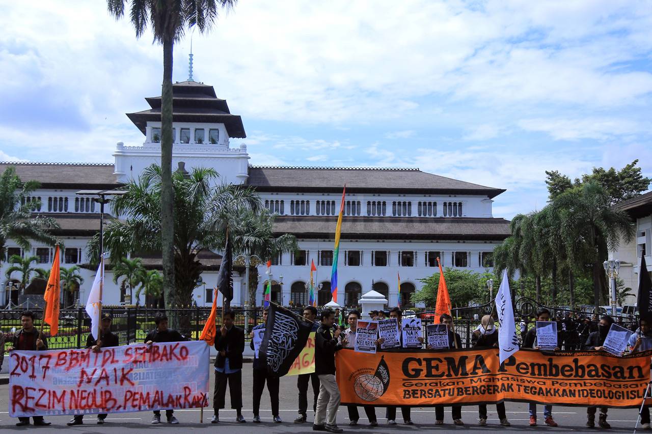 Gema Pembebasan Desak...