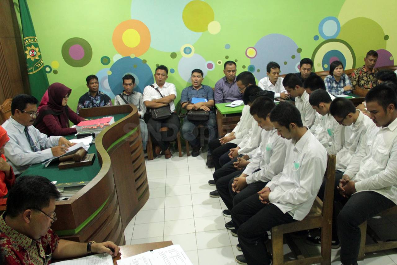 10 Pelajar Anggota Geng...