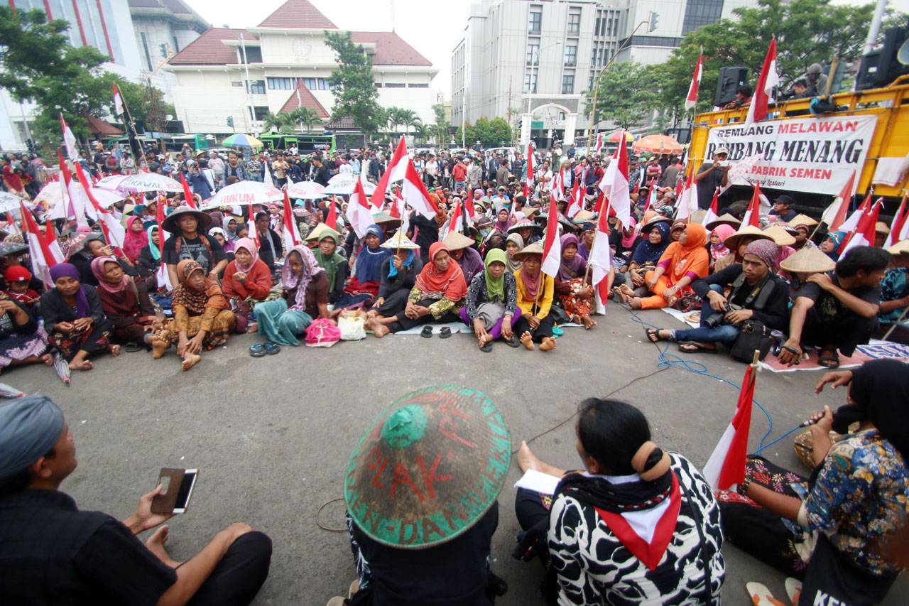 Dua Kelompok Demonstran...