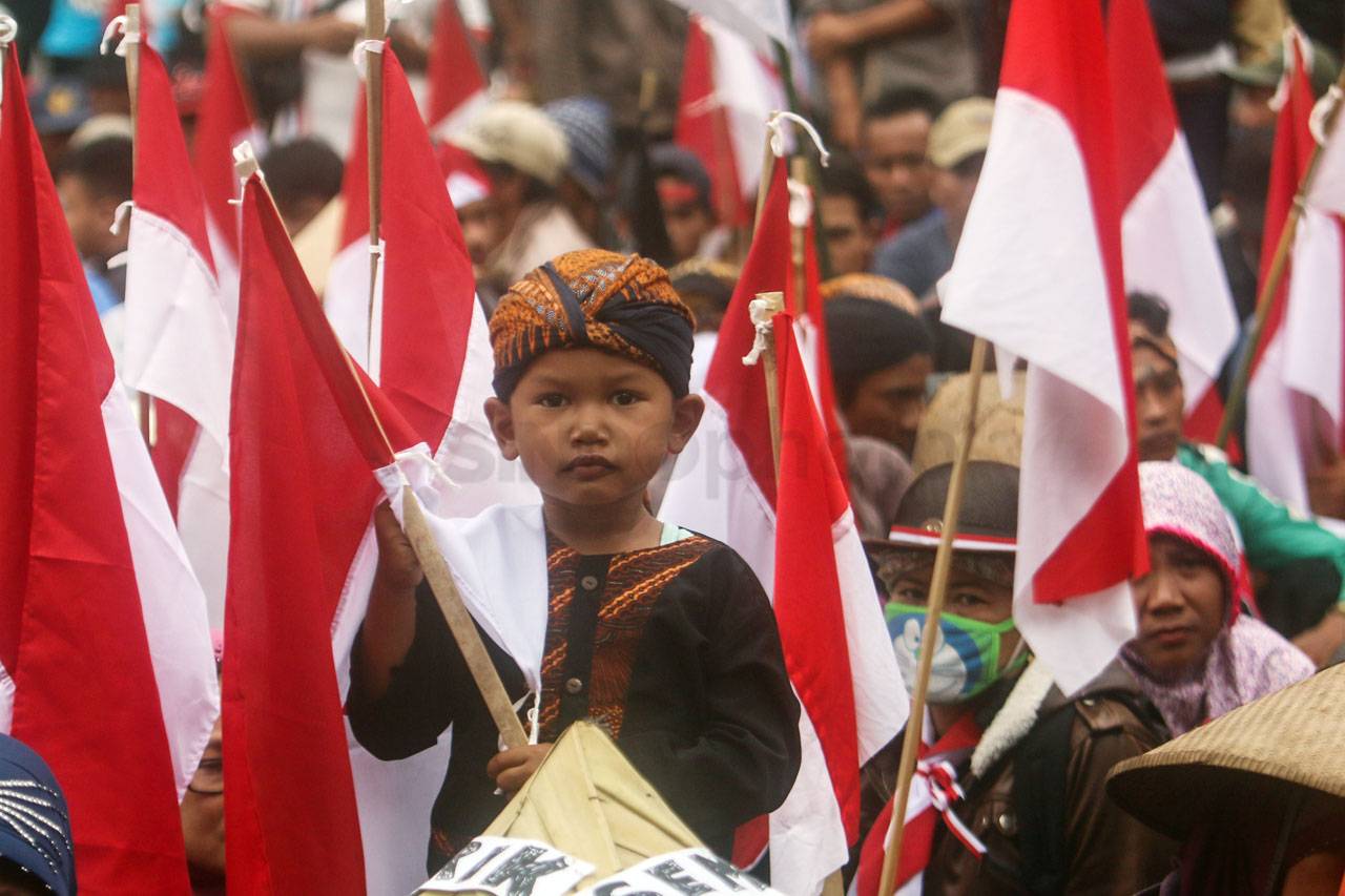 Dua Kelompok Demonstran...