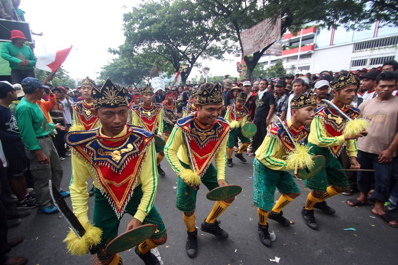 Dua Kelompok Demonstran...
