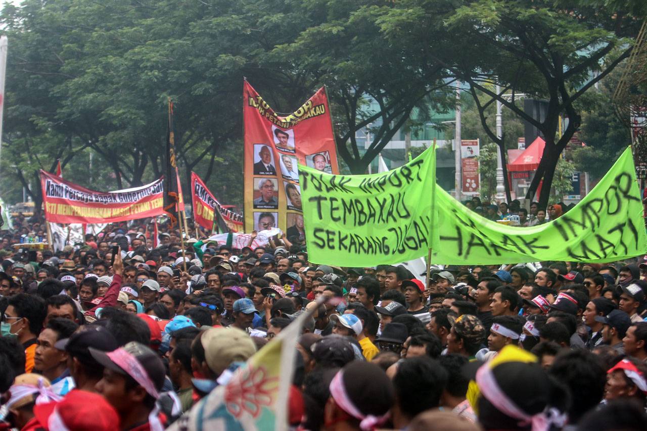 Dua Kelompok Demonstran...