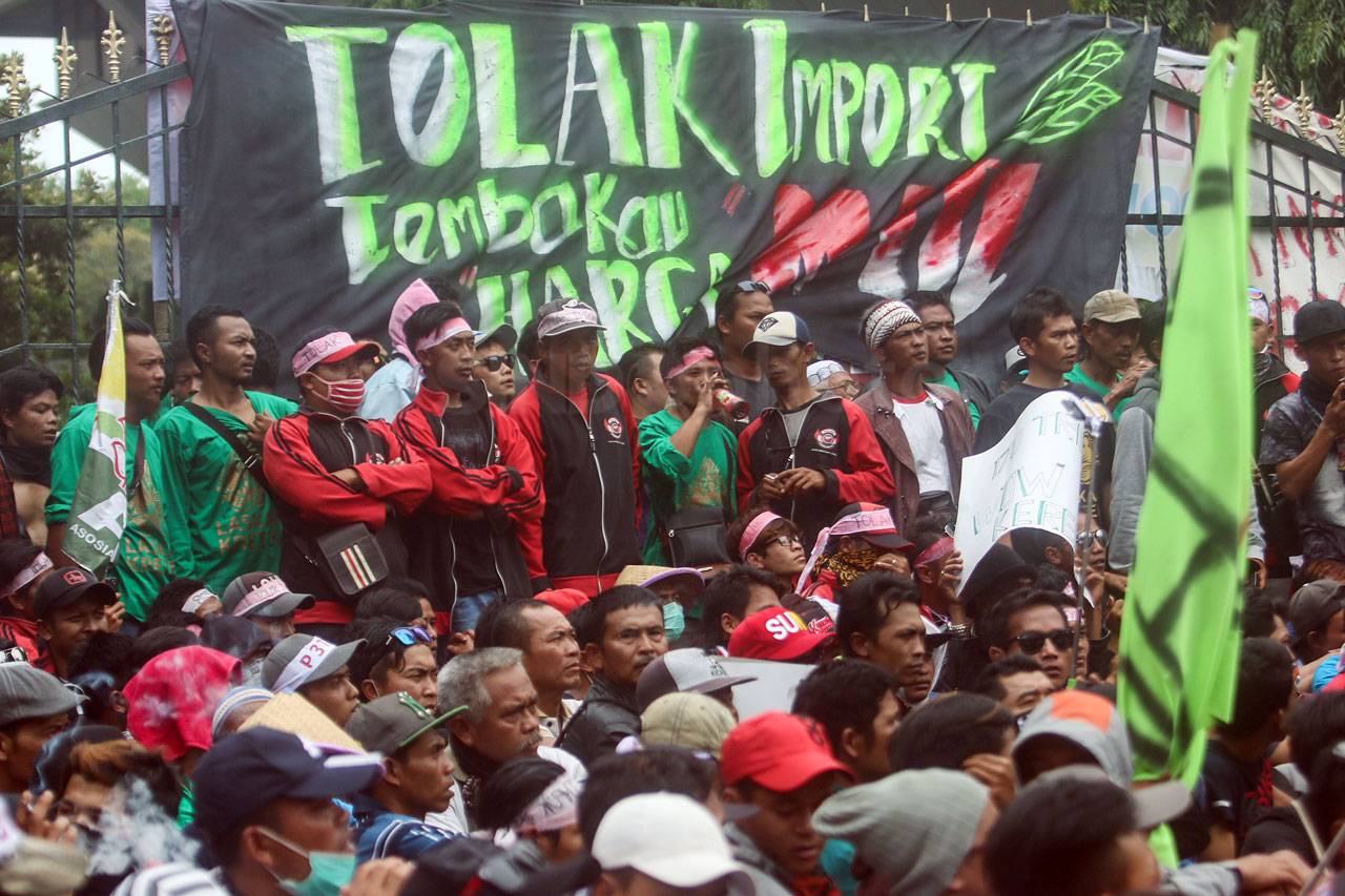 Dua Kelompok Demonstran...