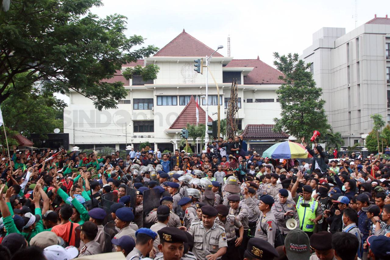 Dua Kelompok Demonstran...