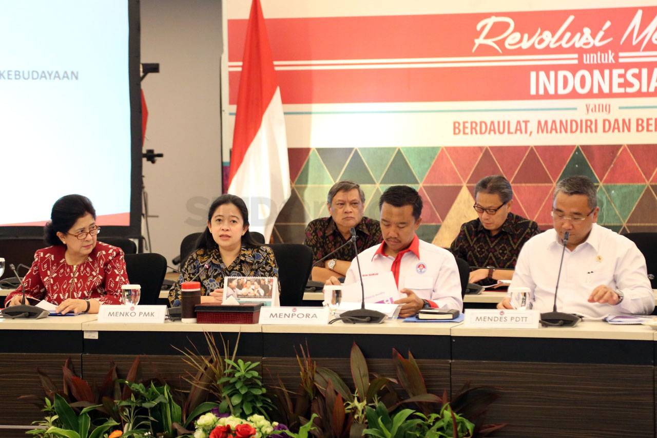 Menko PMK Bersama Tiga...