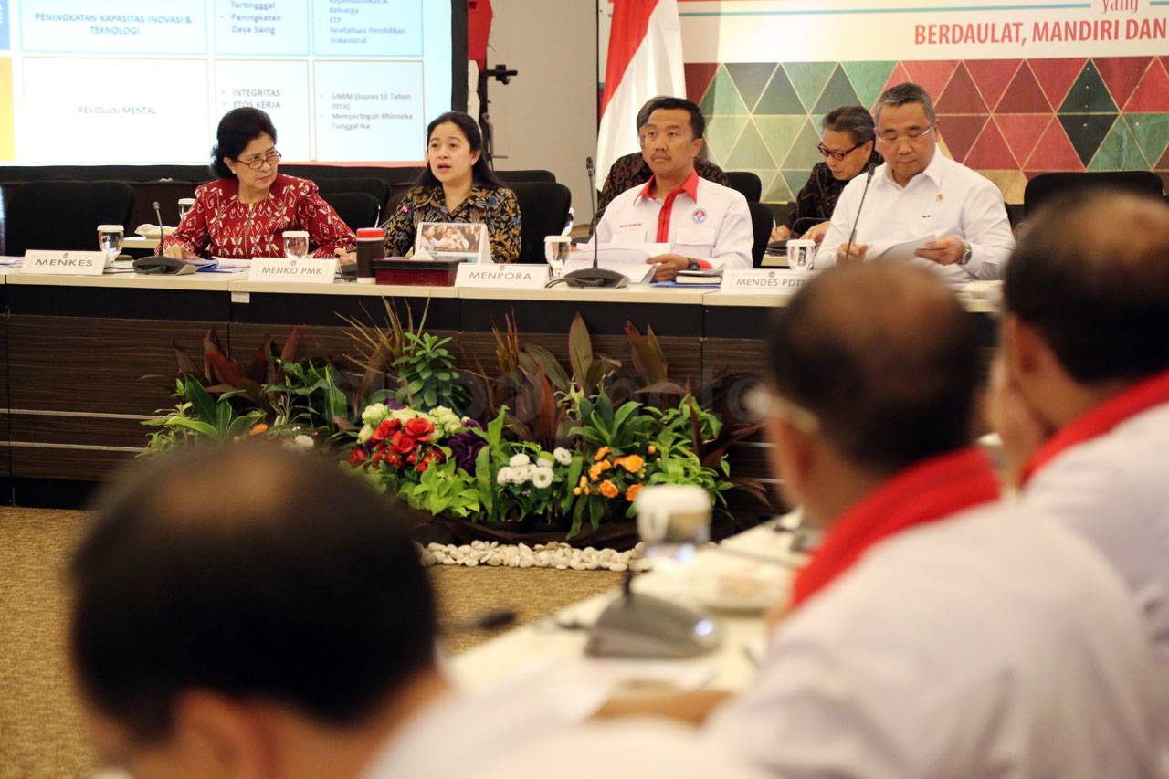 Menko PMK Bersama Tiga...