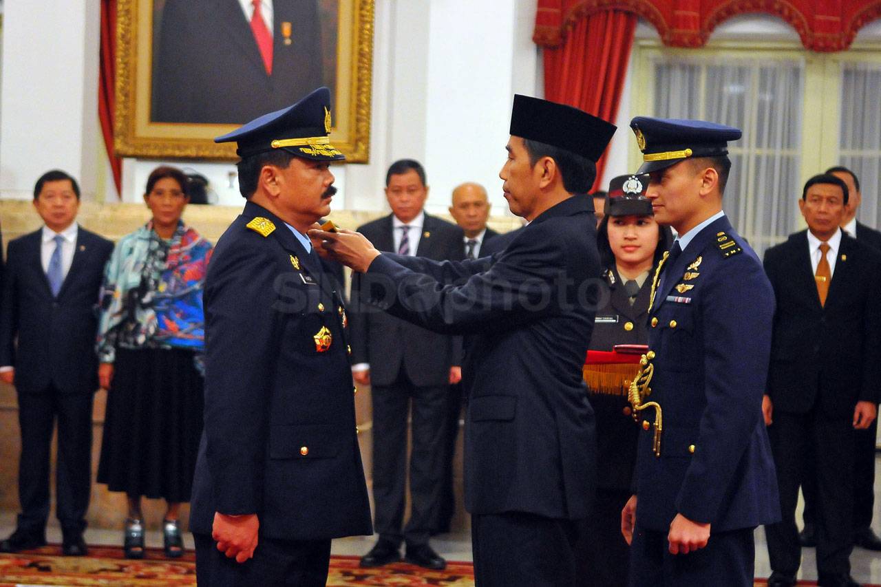 Presiden Jokowi Lantik...