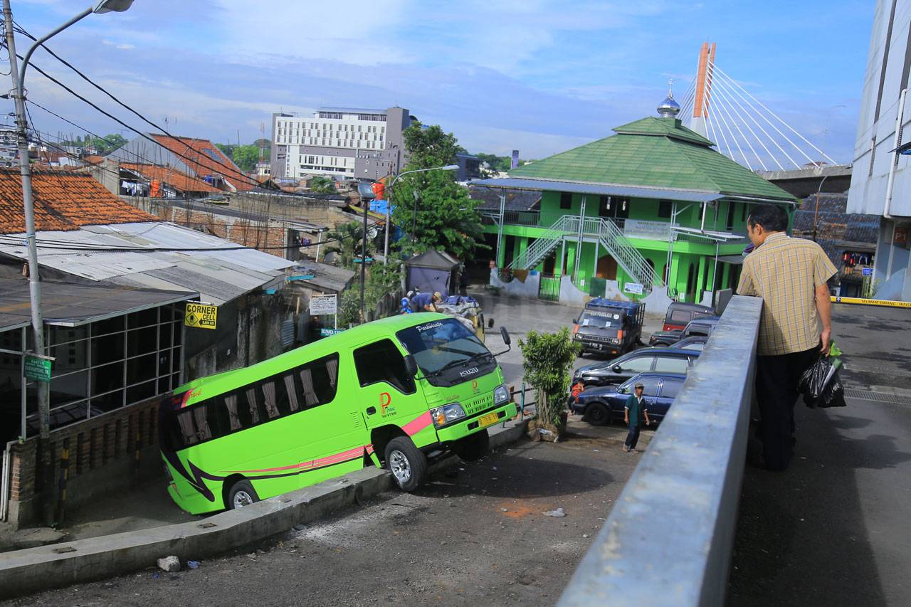 Minibus Terperosok di...