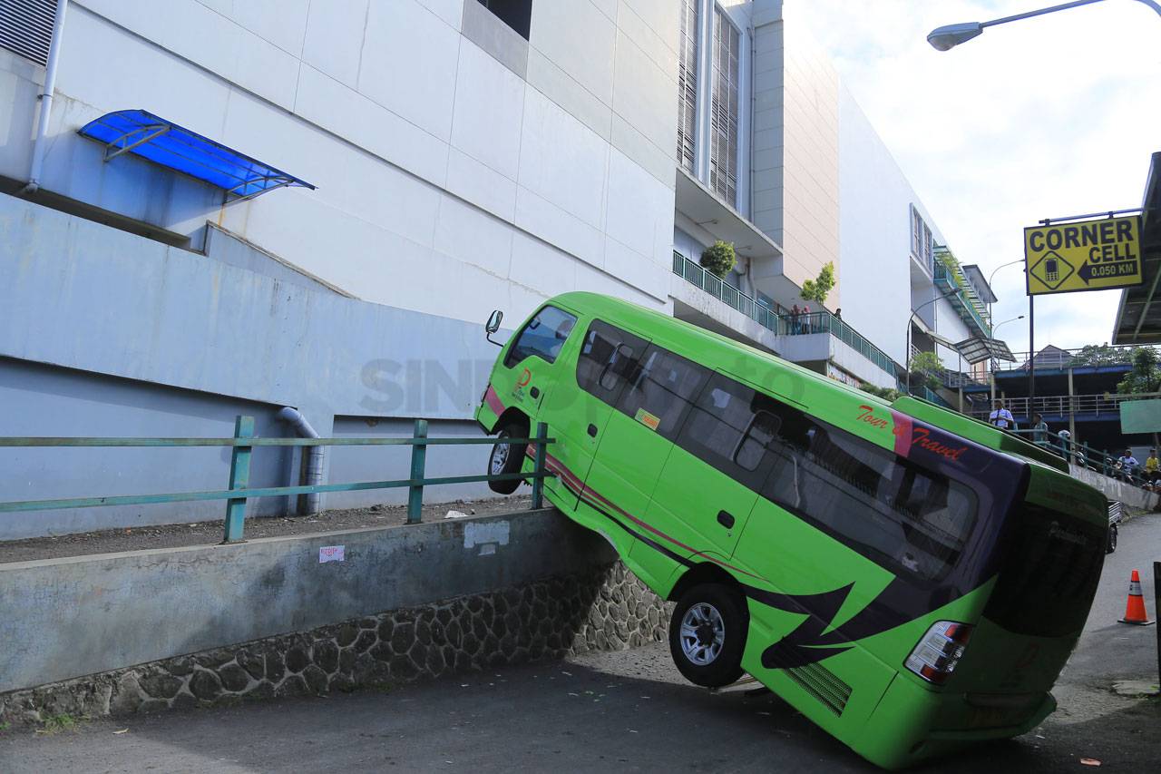 Minibus Terperosok di...