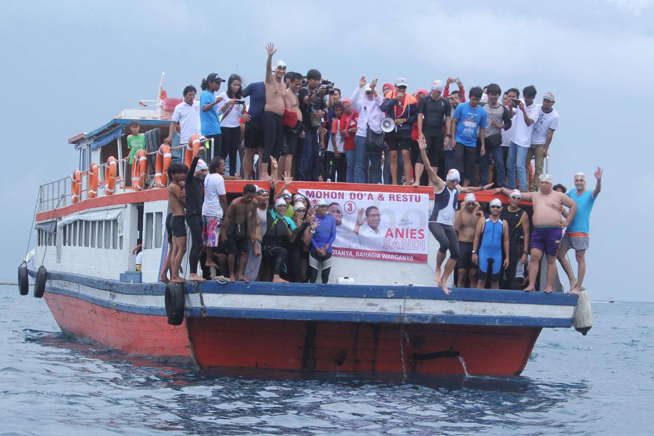 Sandiaga Uno Berenang...
