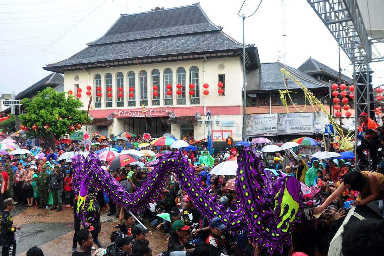 Ribuan Warga Saksikan...