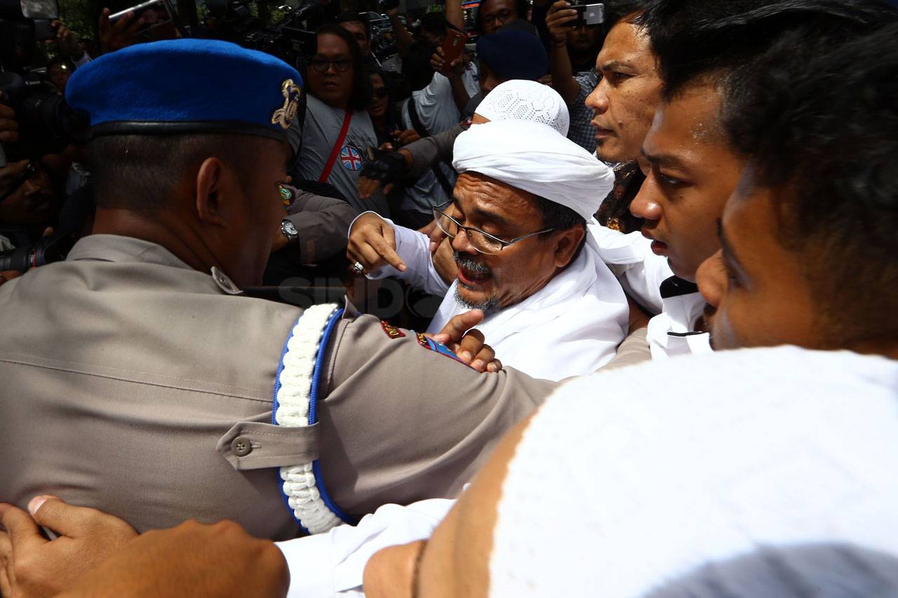 Dikawal Anggota FPI,...