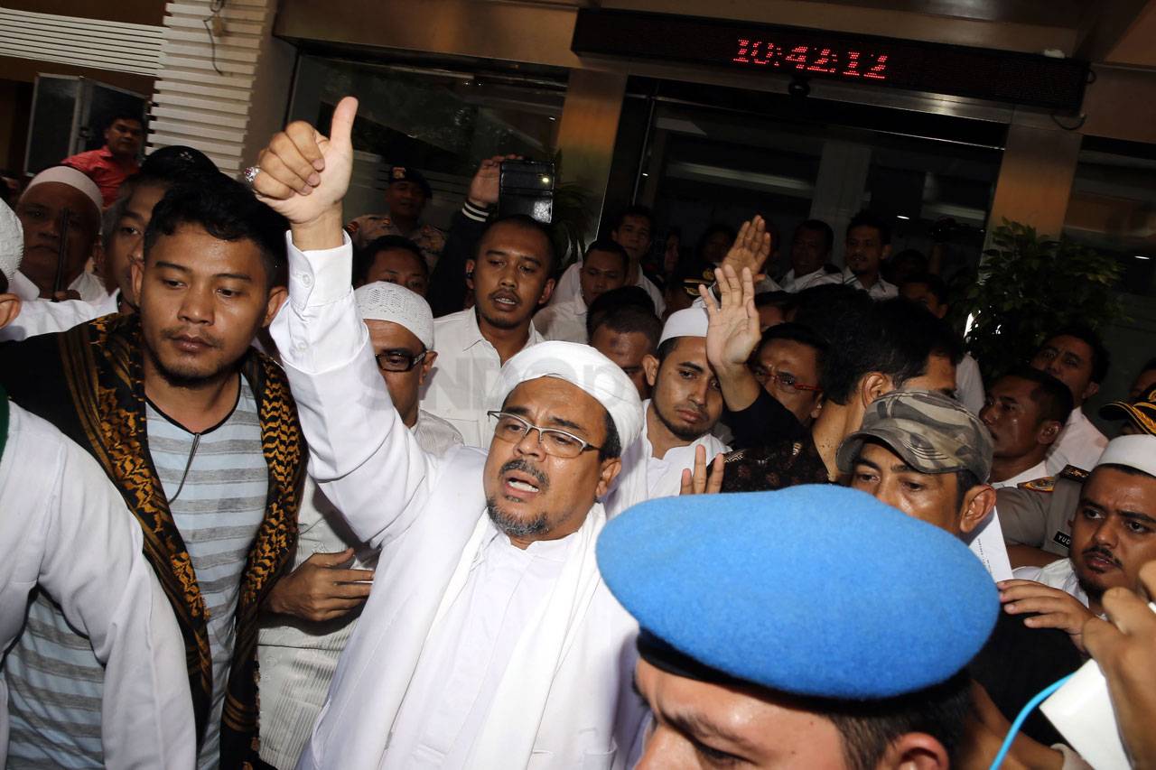 Dikawal Anggota FPI,...
