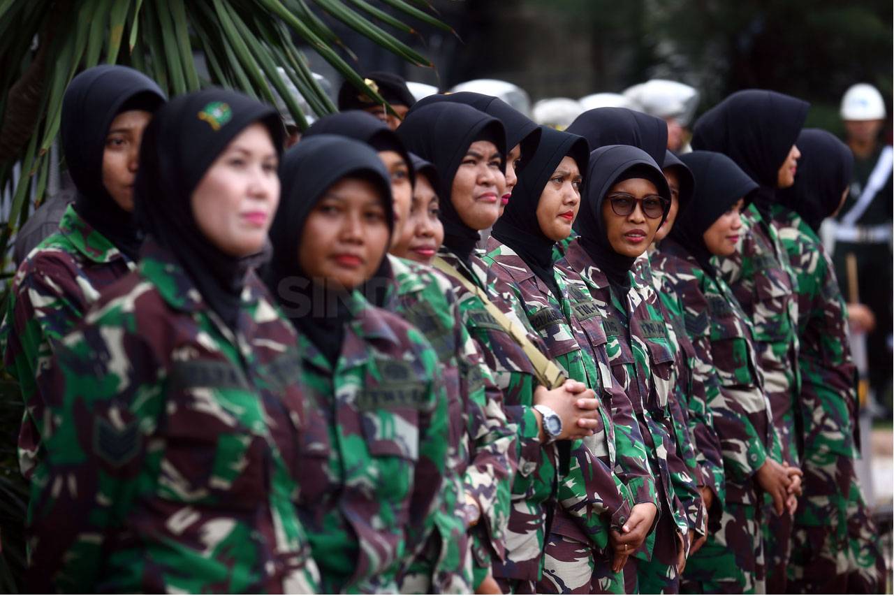 Massa FPI Unjuk Rasa...
