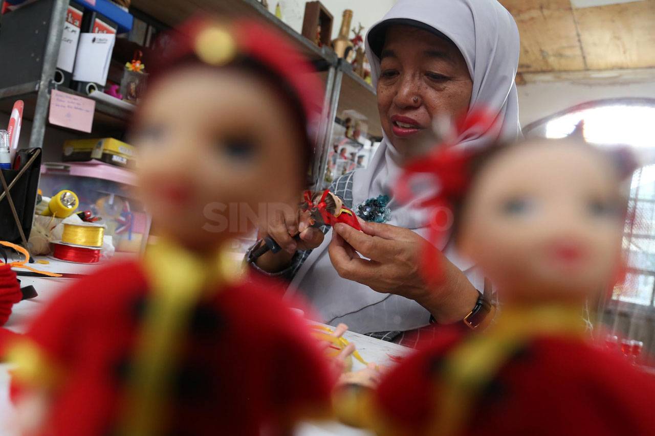Jelang Imlek, Perajin...