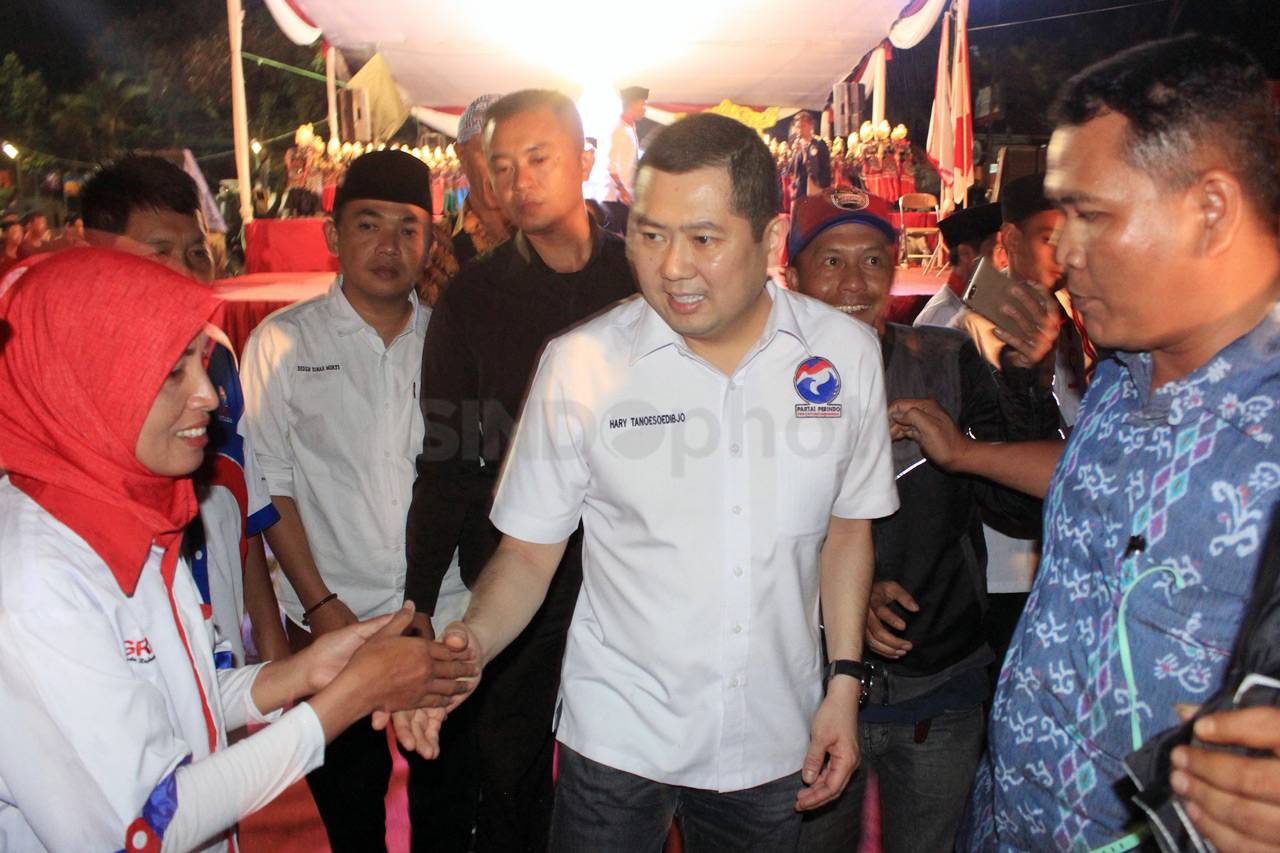 Di Bawah Guyuran Hujan...