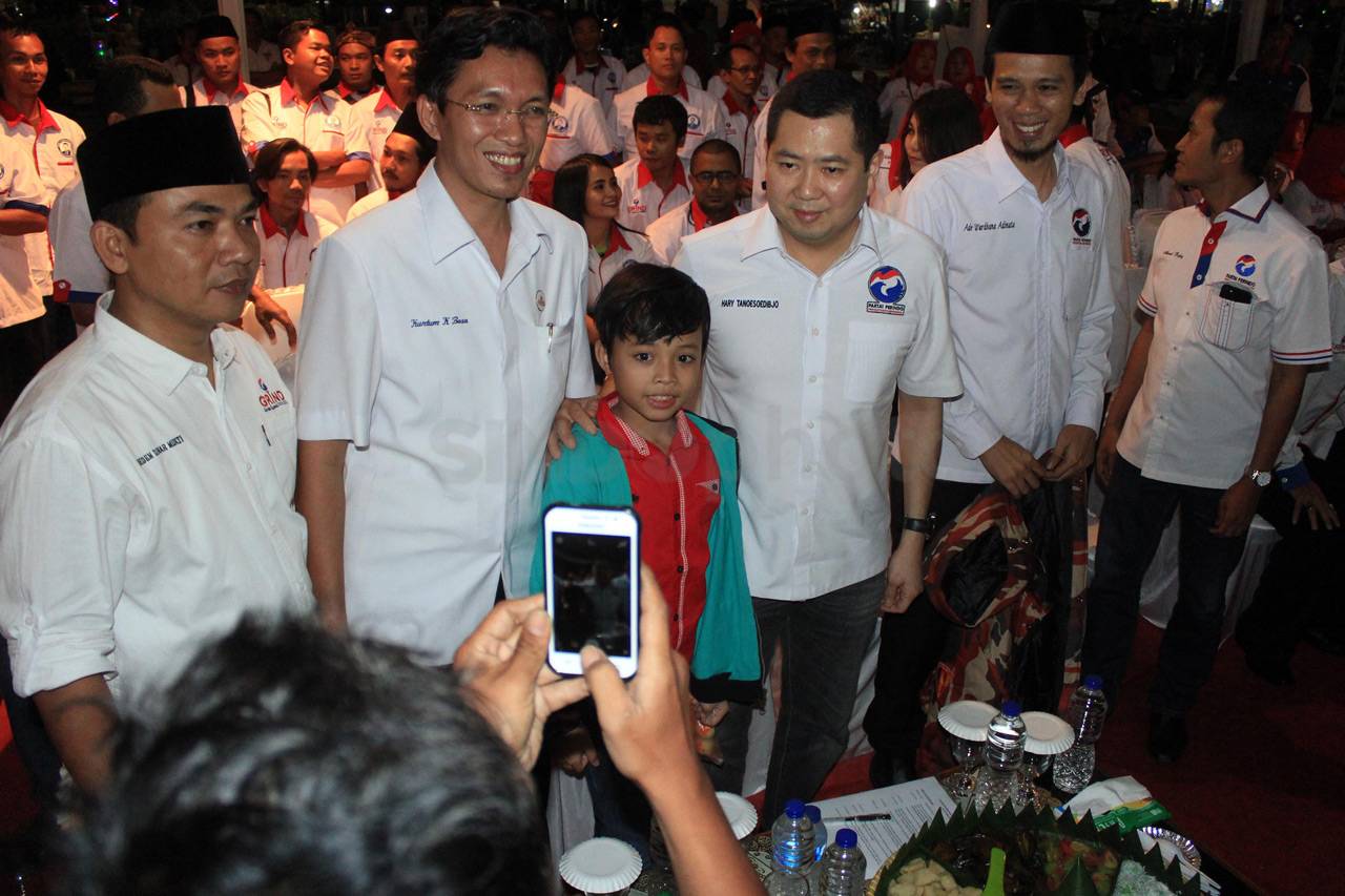 Di Bawah Guyuran Hujan...